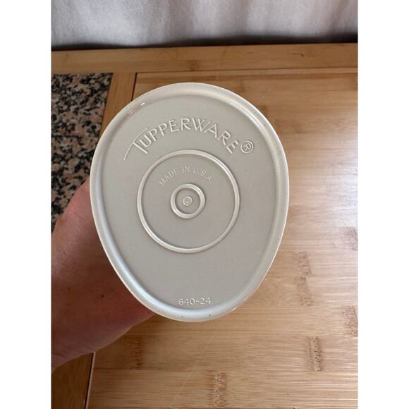 Vintage Tupperware 640-21 Ketchup Dispenser with Lid - Picture 3 of 3